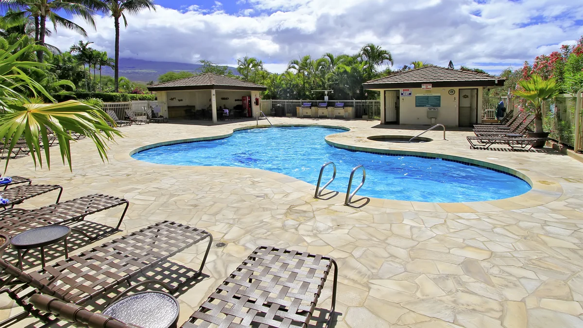 .Maui Banyan Q306
