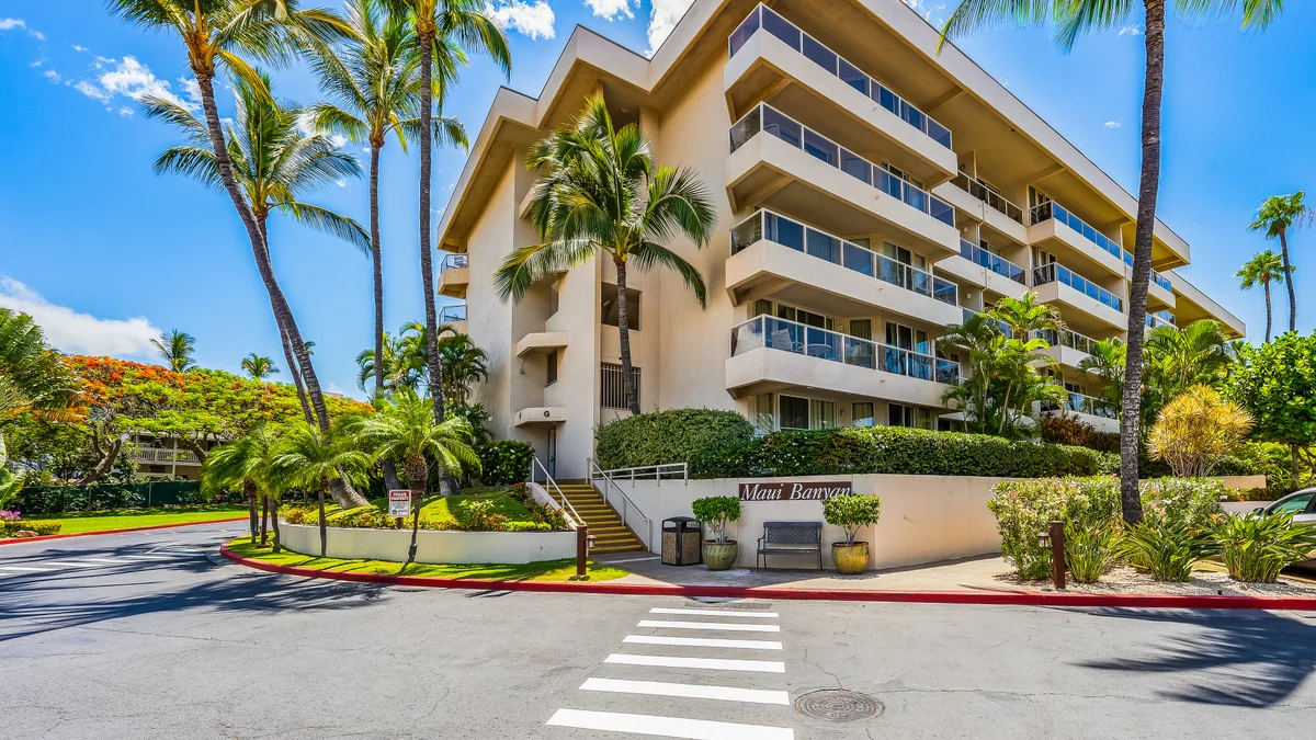 Maui Banyan H207