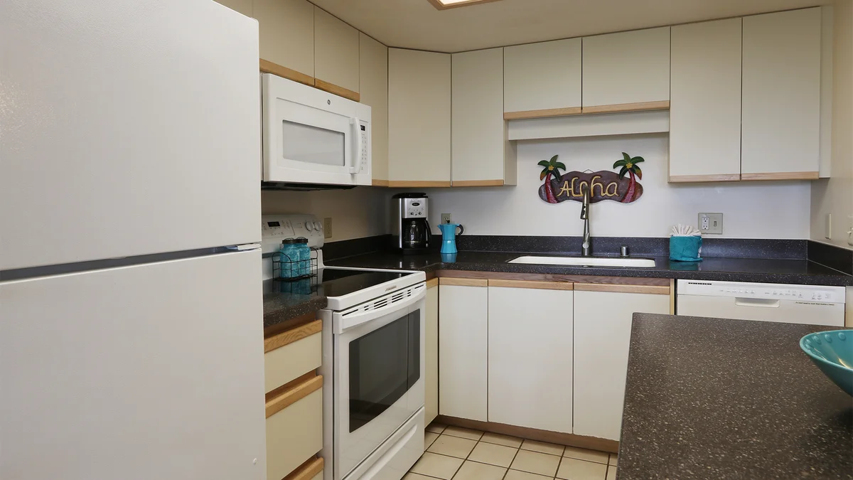 .Maui Banyan Q306