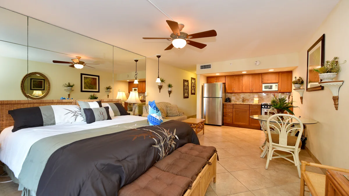 Royal Kahana 104