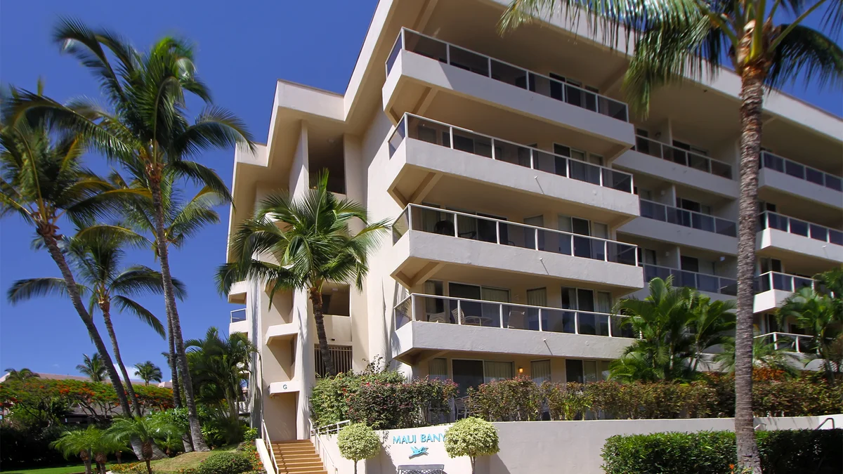 .Maui Banyan Q306