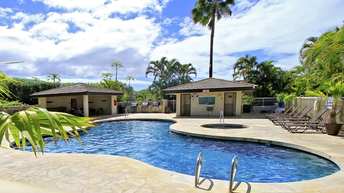 .Maui Banyan Q306