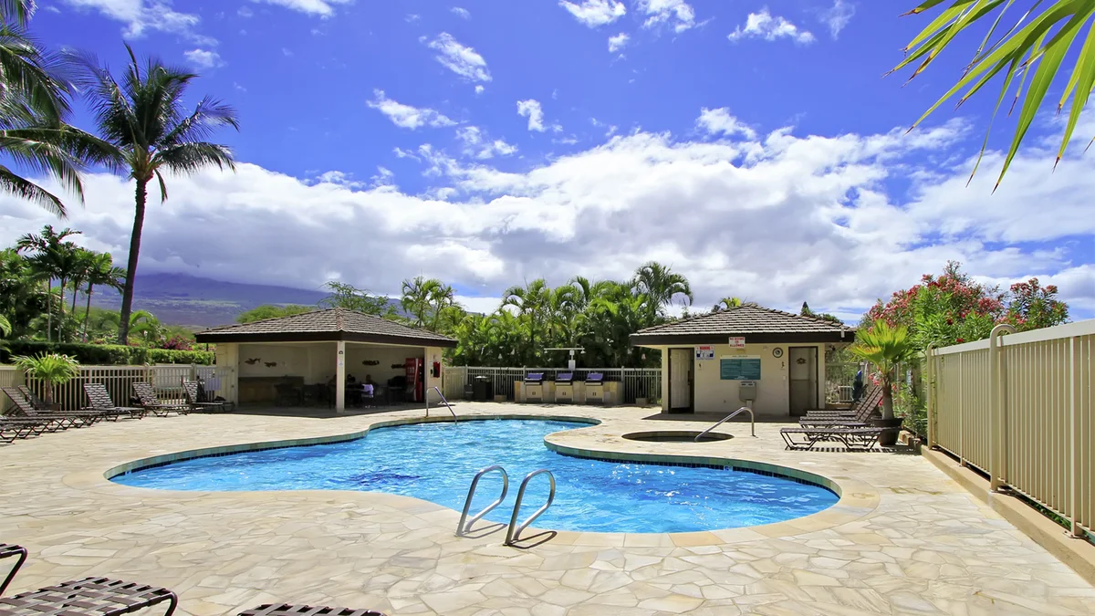.Maui Banyan Q306