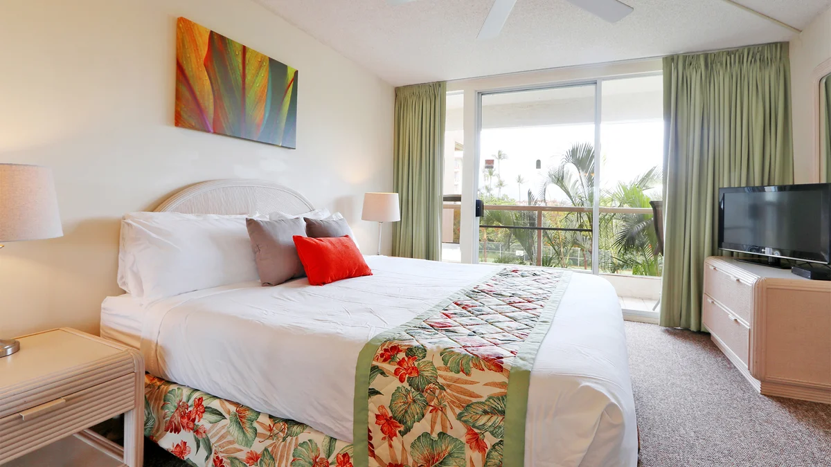 .Maui Banyan Q306