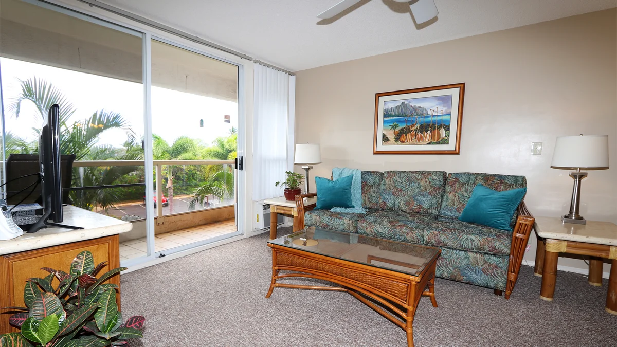 .Maui Banyan Q306