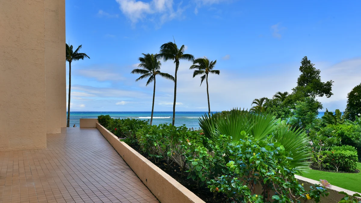 Royal Kahana 104
